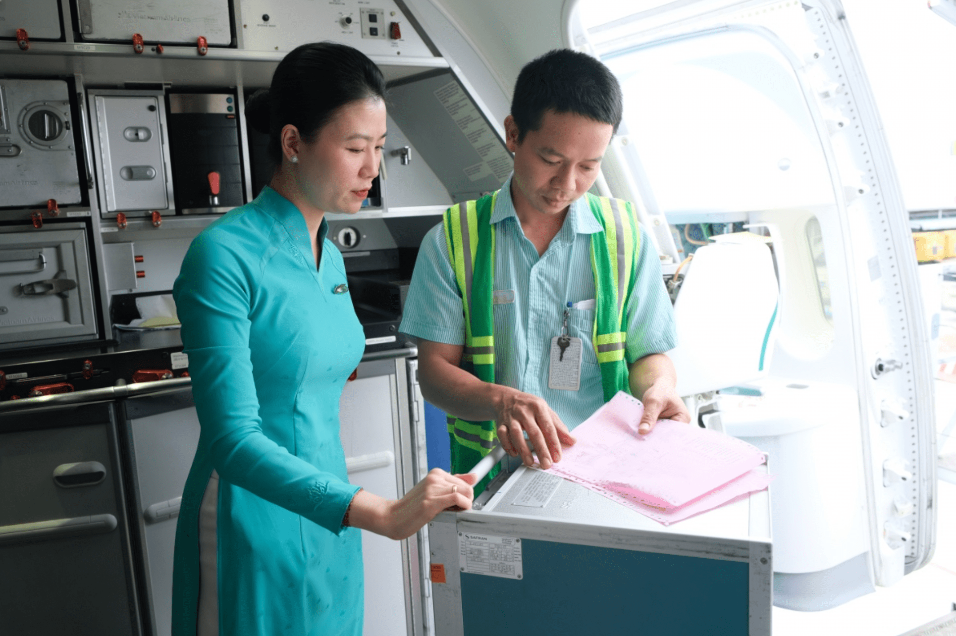 Vietnam Airlines quyên góp hàng chục nghìn suất ăn khô tới tổ chức từ thiện