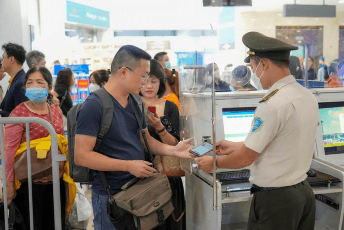 Hành khách sử dụng tài khoản VNeID làm thủ tục lên máy bay tại sân bay quốc tế Nội Bài