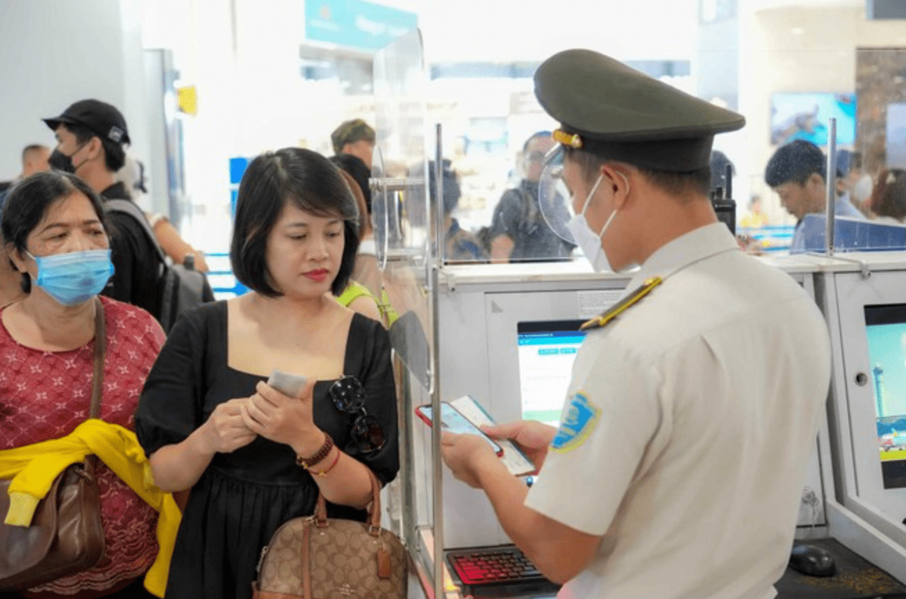 Hành khách nên chủ động mở sẵn tài khoản VNeID khi làm thủ tục lên tàu bay