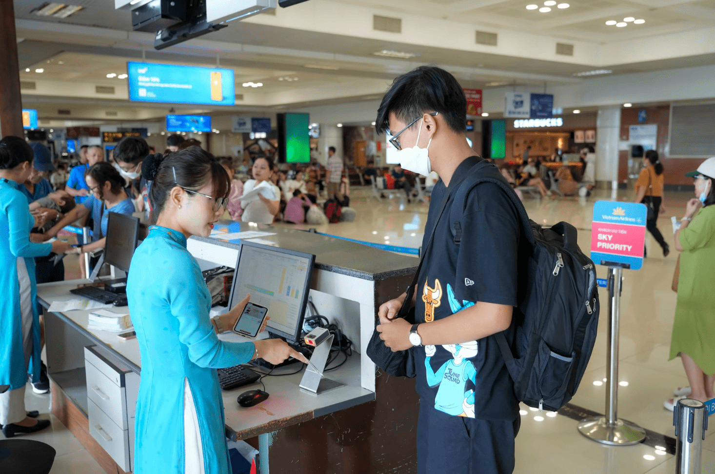 Hành khách tại cửa ra máy bay sân bay quốc tế Nội Bài, Hà Nội. Ảnh: Phan Công