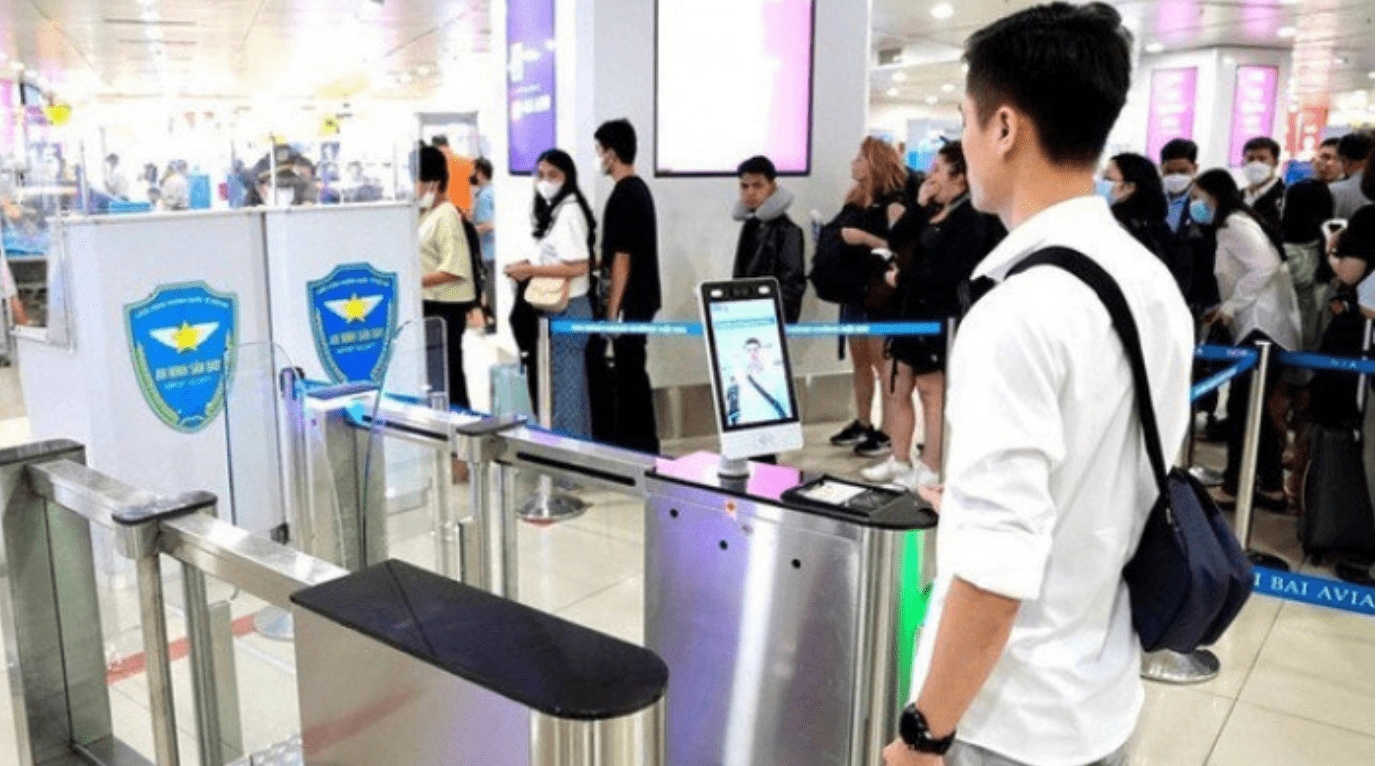 Hành khách sử dụng VNeID để làm thủ tục check-in tại quầy.