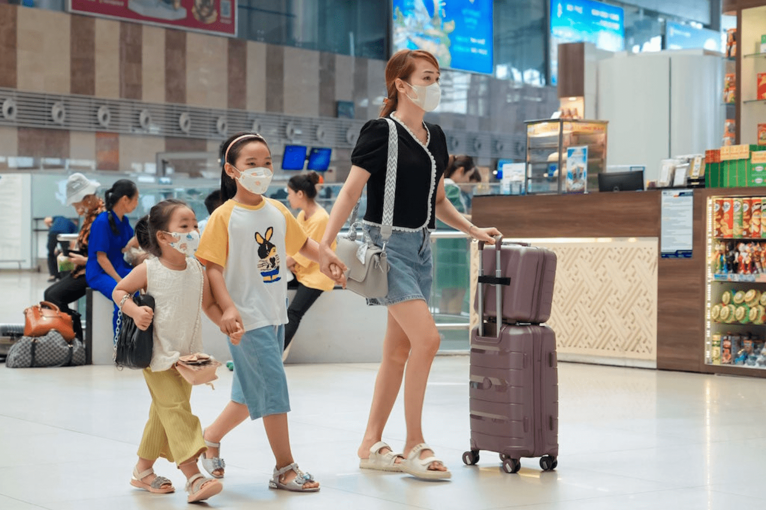 Hành khách đến sân bay Nội Bài (Ảnh: N. Huyền)