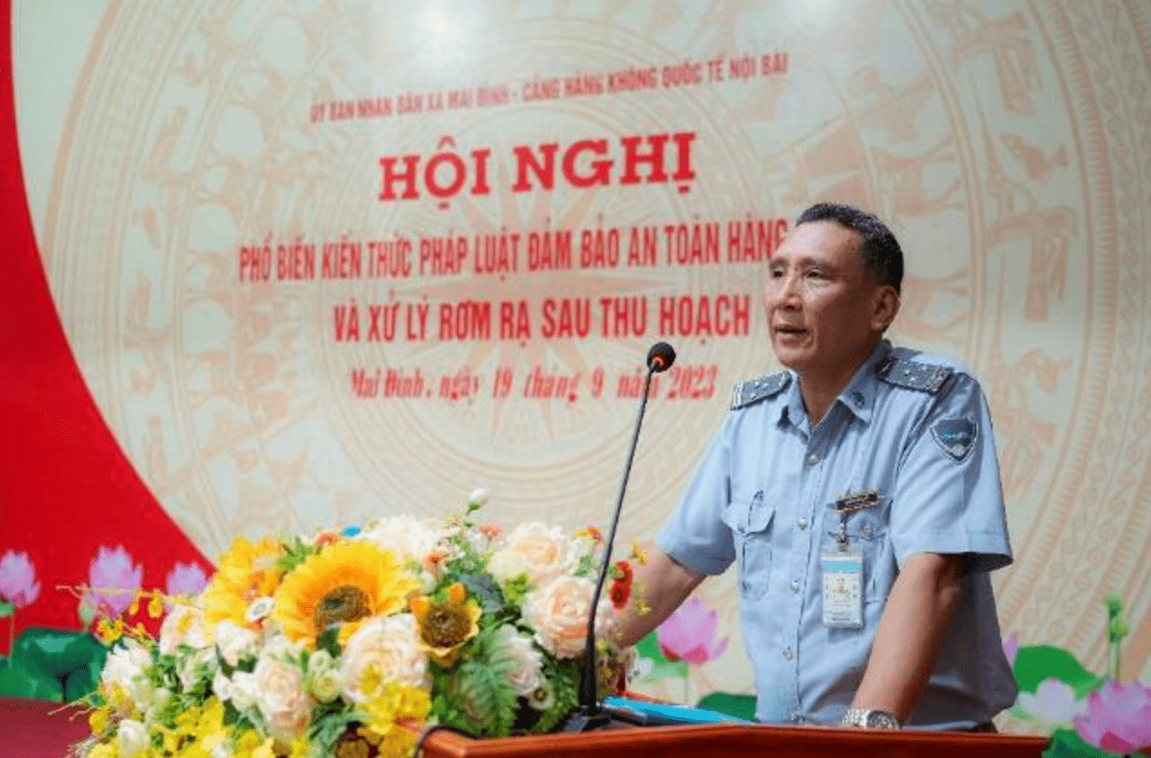 Ông Trương Hữu Linh - Trưởng phòng Giám sát an toàn Cảng vụ hàng không miền Bắc cảm ơn sự hợp tác của người dân).
