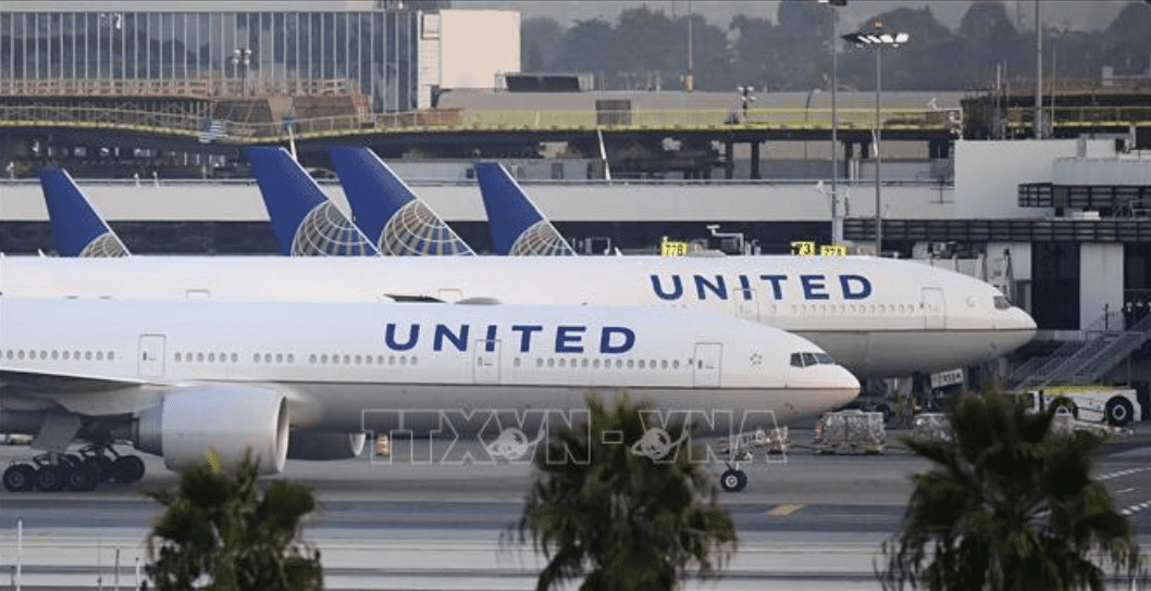 Máy bay của hãng hàng không United Airlines tại sân bay quốc tế Los Angeles, California, Mỹ. Ảnh: AFP/TTXVN