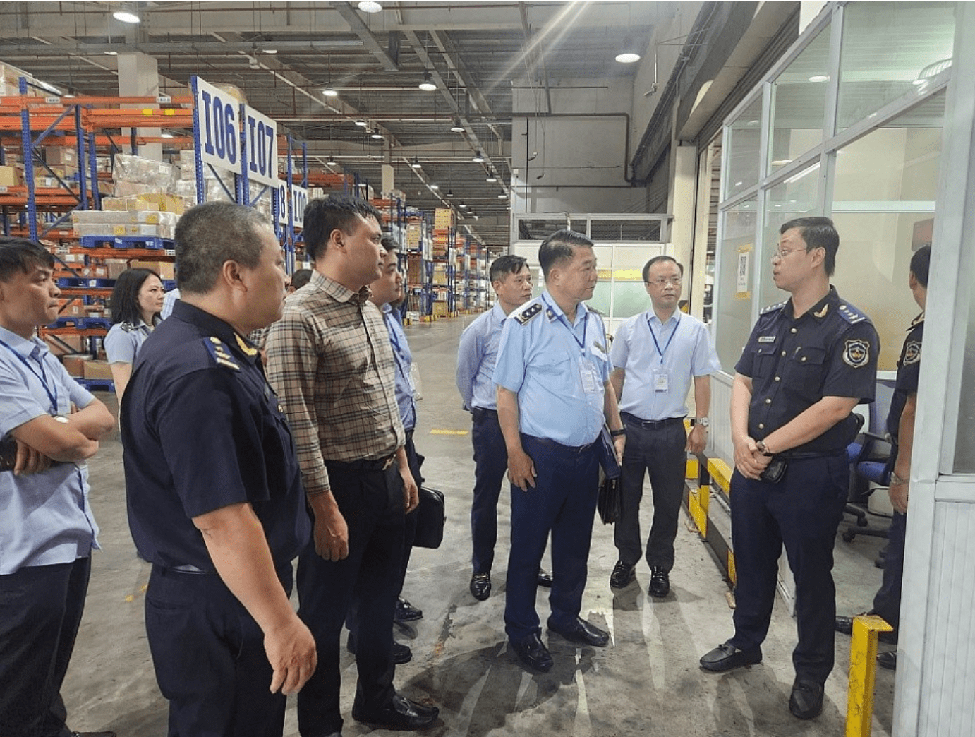 Đoàn công tác của Ban chỉ đạo 389 quốc gia và Ban chỉ đạo 389 Hà Nội kiểm tra công tác chống buôn lậu qua cảng hàng không quốc tế Nội Bài. Ảnh: TL
