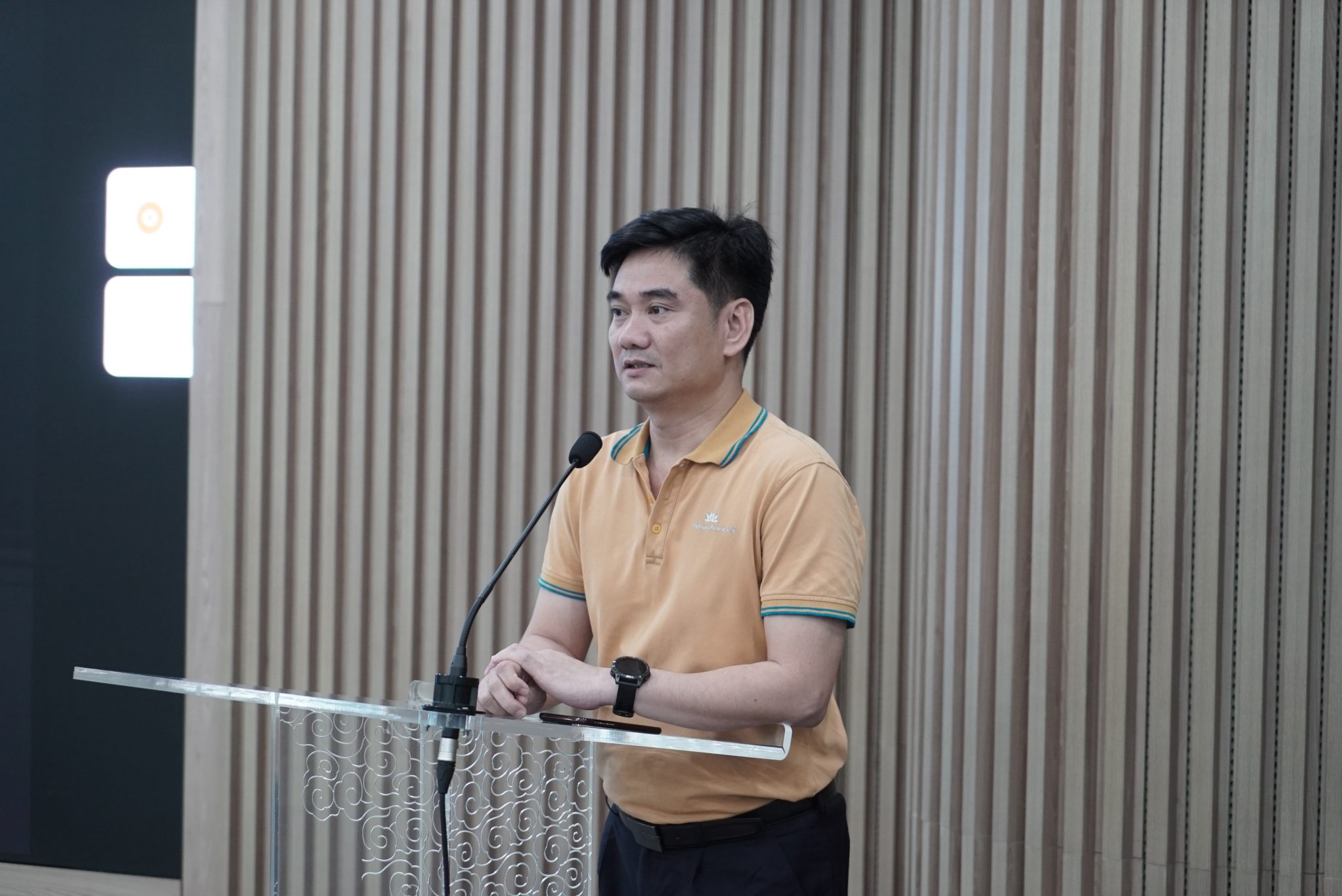 PGĐ Trung tâm CĐS Hoàng Ngọc Chí phát biểu tại lớp đào tạo SkyOffice cho CBNV. (Ảnh: Thế Sơn)