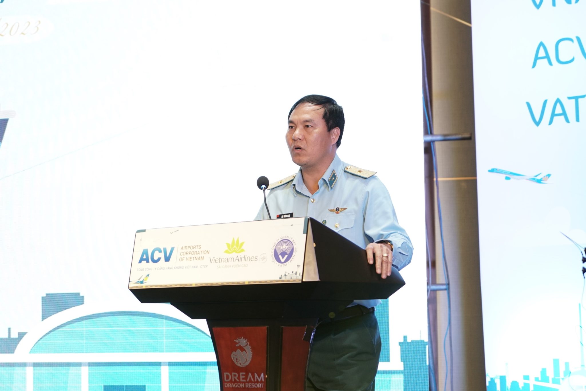Thiếu tướng Bùi Thiên Thau – Phó Tư lệnh Quân chủng Phòng không – Không quân phát biểu chỉ đạo tại Hội nghị. (Ảnh: Thế Sơn)