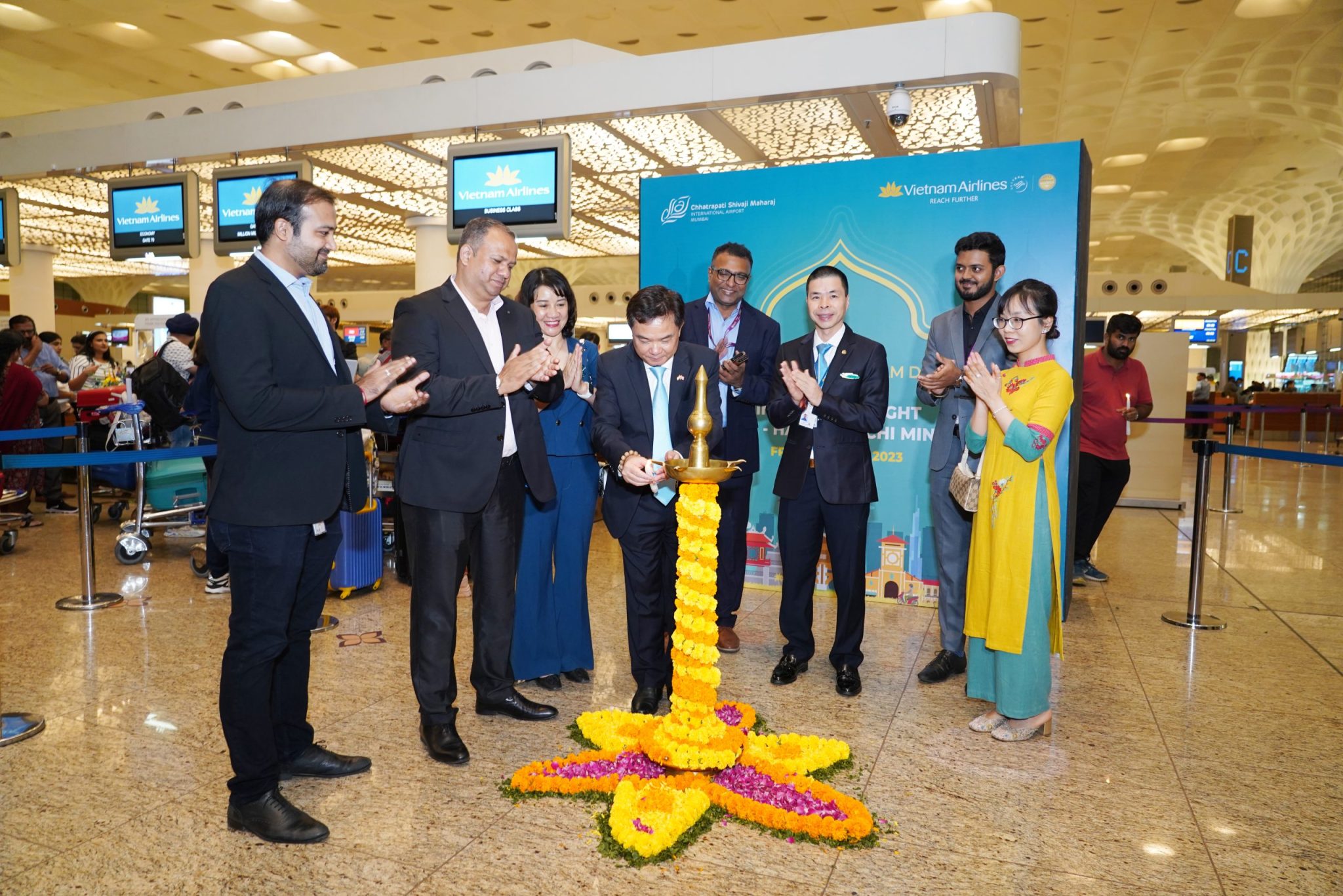 Ông Hoàng Tùng, Tổng lãnh sự Việt Nam tại Mumbai, cùng đại diện lãnh đạo Vietnam Airlines và sân bay Chhatrapati Shivaji Maharaj thực hiện nghi lễ khai trương đường bay thẳng giữa Hà Nội và Mumbai (Ấn Độ). (Ảnh: VNA)
