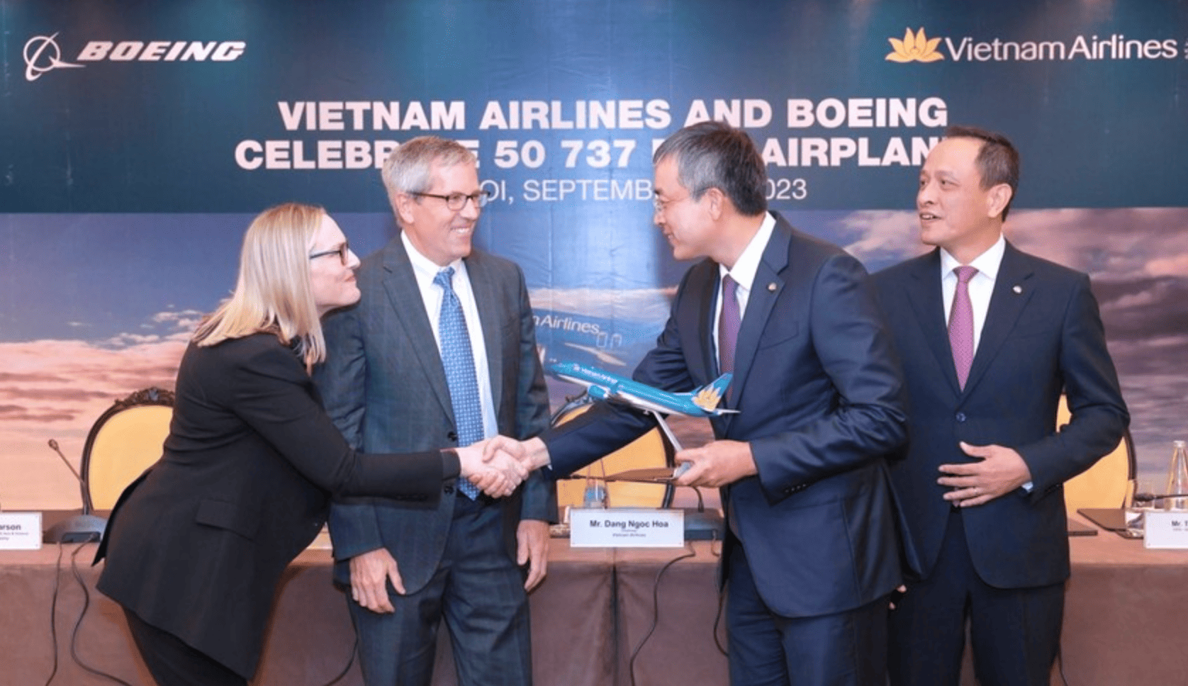 Tháng 9/2023, Vietnam Airlines ký Ghi nhớ về việc mua 50 máy bay thân hẹp Boeing 737 MAX, trị giá 10 tỷ USD.