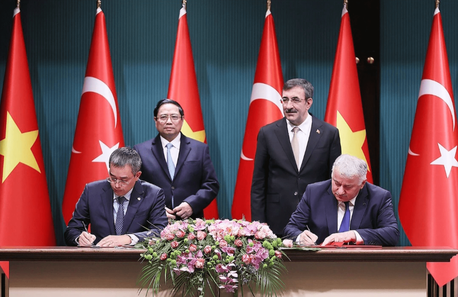 Thủ tướng Chính phủ Phạm Minh Chính và Phó tổng thống Thổ Nhĩ Kỳ Cevdez Yilmaz chứng kiến lễ ký kết hợp tác của hai hãng hàng không Vietnam Airlines và Turkish Airlines.