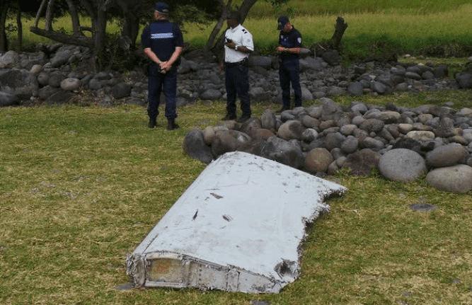 Mảnh vỡ nghi của máy bay MH370 được tìm thấy trên đảo Reunion ở Ấn Độ Dương. REUTERS